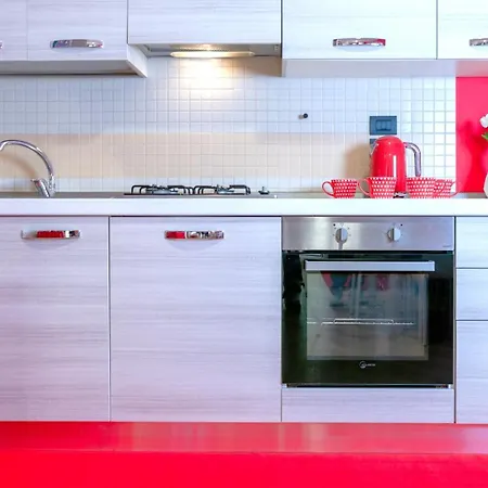 Red Chic Apartment *
