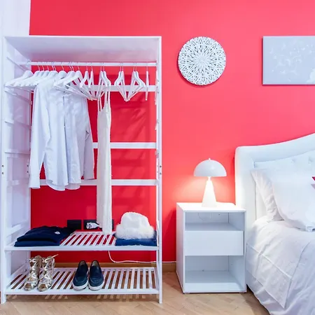 Red Chic Apartment *